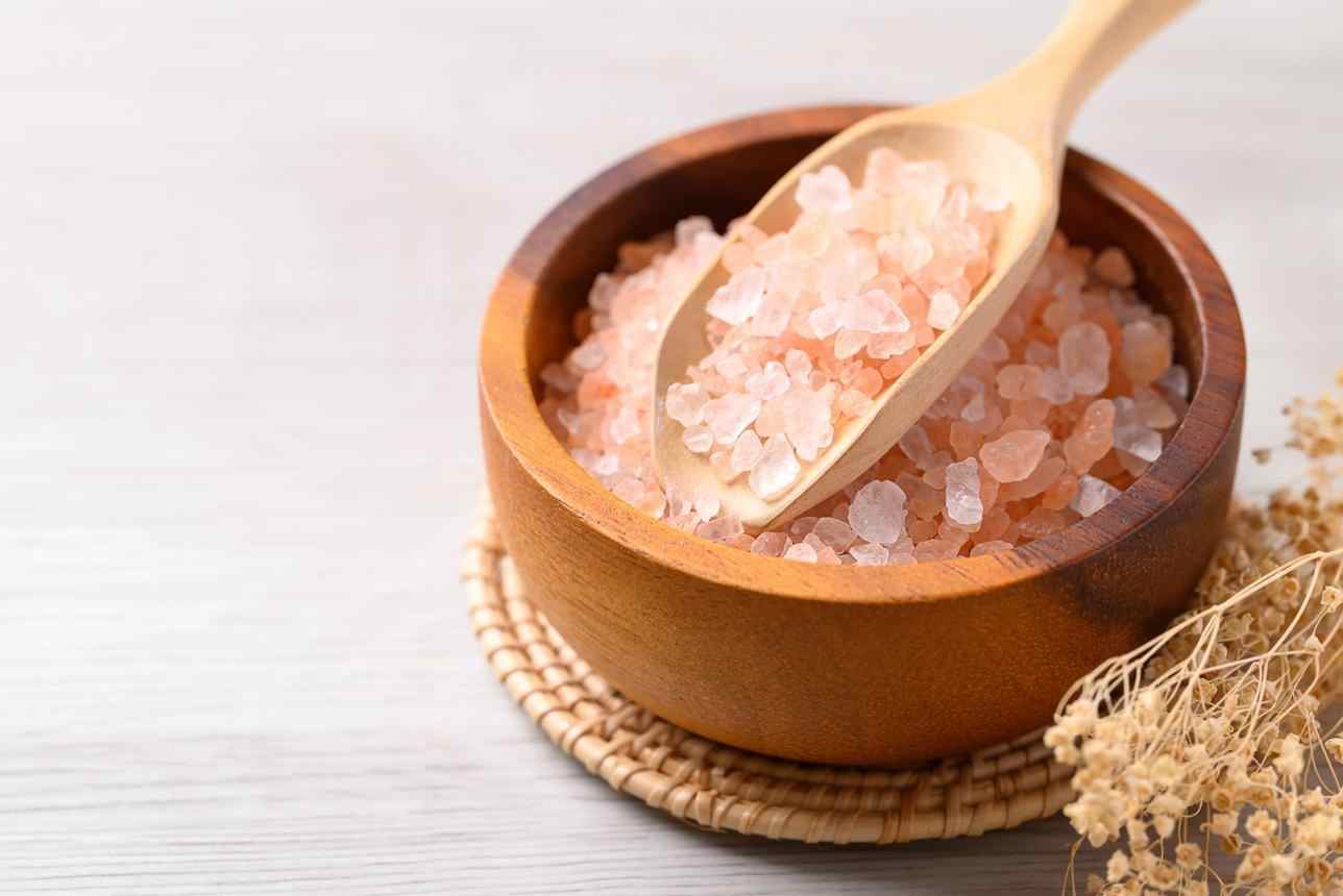 Himalayan pink salt crystals used in the pink salt trick recipe for weight loss.